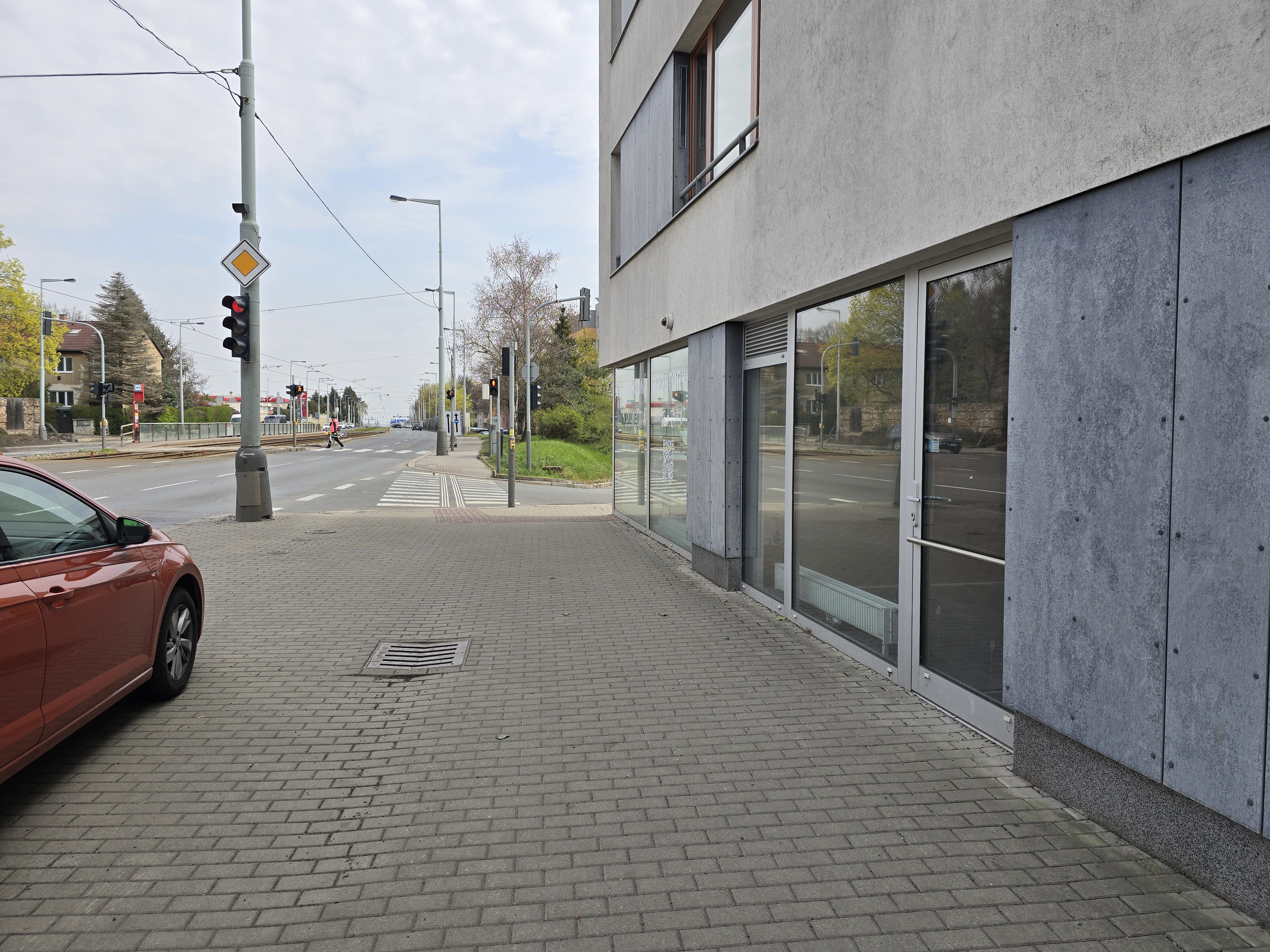 Exteriér obchodního prostoru v Praze 6 – Břevnov